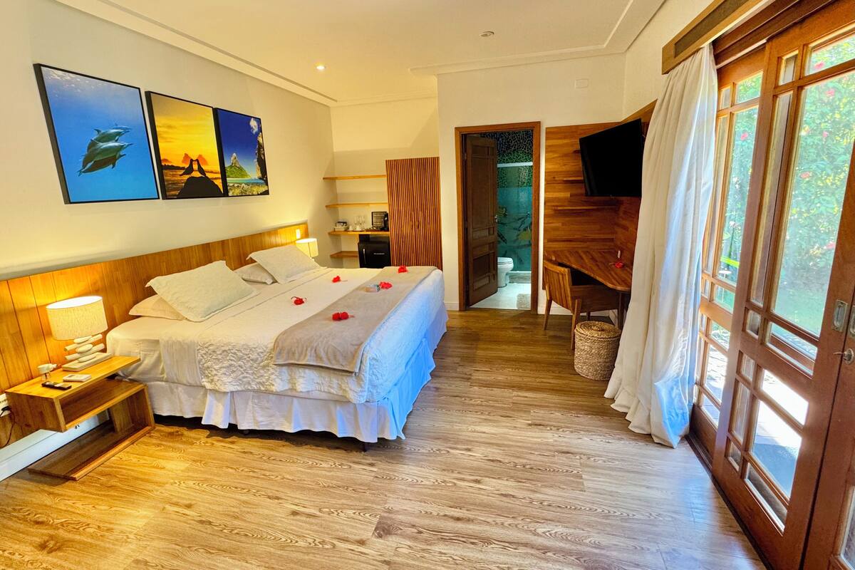 Premium suite | Luxe beddengoed, een minibar, een kluis op de kamer, een bureau