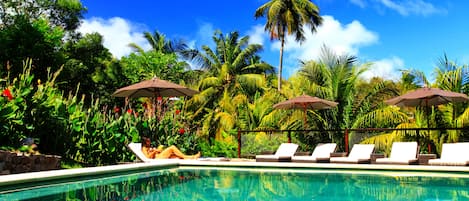 Utomhuspool, öppet 09.00 till 21.00, parasoller och solstolar