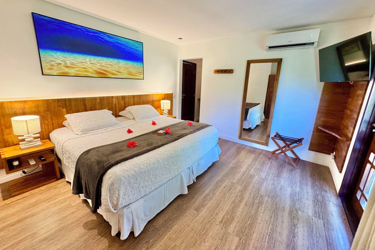 Kamer | Luxe beddengoed, een minibar, een kluis op de kamer, een bureau