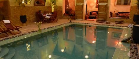 Una piscina al aire libre (de 12:00 a 12:00), tumbonas