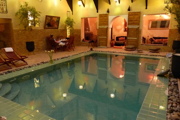 Outdoor pool, open noon to noon, pool loungers - Riad Romance (Marrakech)