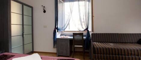 Schreibtisch, laptopgeeigneter Arbeitsplatz