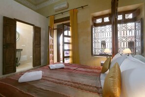 遮光布/窗簾、熨斗/熨衣板、免費搖籃/嬰兒床、折疊床/加床