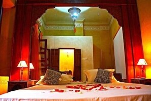 Tende oscuranti, ferro/asse da stiro, culle/letti per bambini (gratuiti)