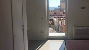 Habitación Deluxe doble, baño privado, vistas al mar | Ropa de cama de alta calidad, escritorio, wifi gratis y ropa de cama