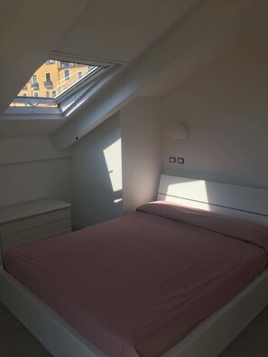 Deluxe Double Room, Ensuite, Sea View | Premium bedding, desk, free WiFi, bed sheets - Casa Maria (Salerno)