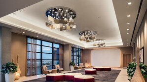 A spacious lobby with large windows, a modern chandelier, and comfortable seating areas. - Courtyard Phoenix Downtown (Phoenix)