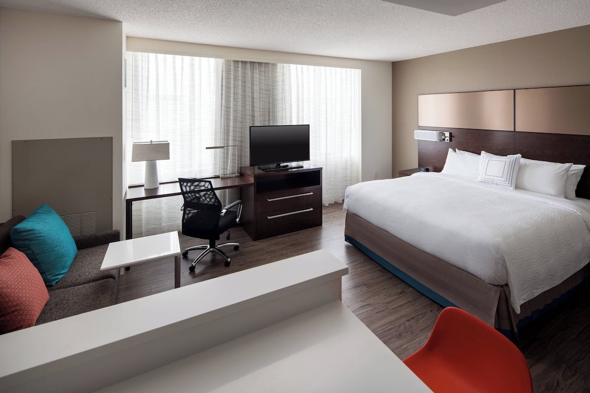 Premium bedding, in-room safe, desk, blackout curtains