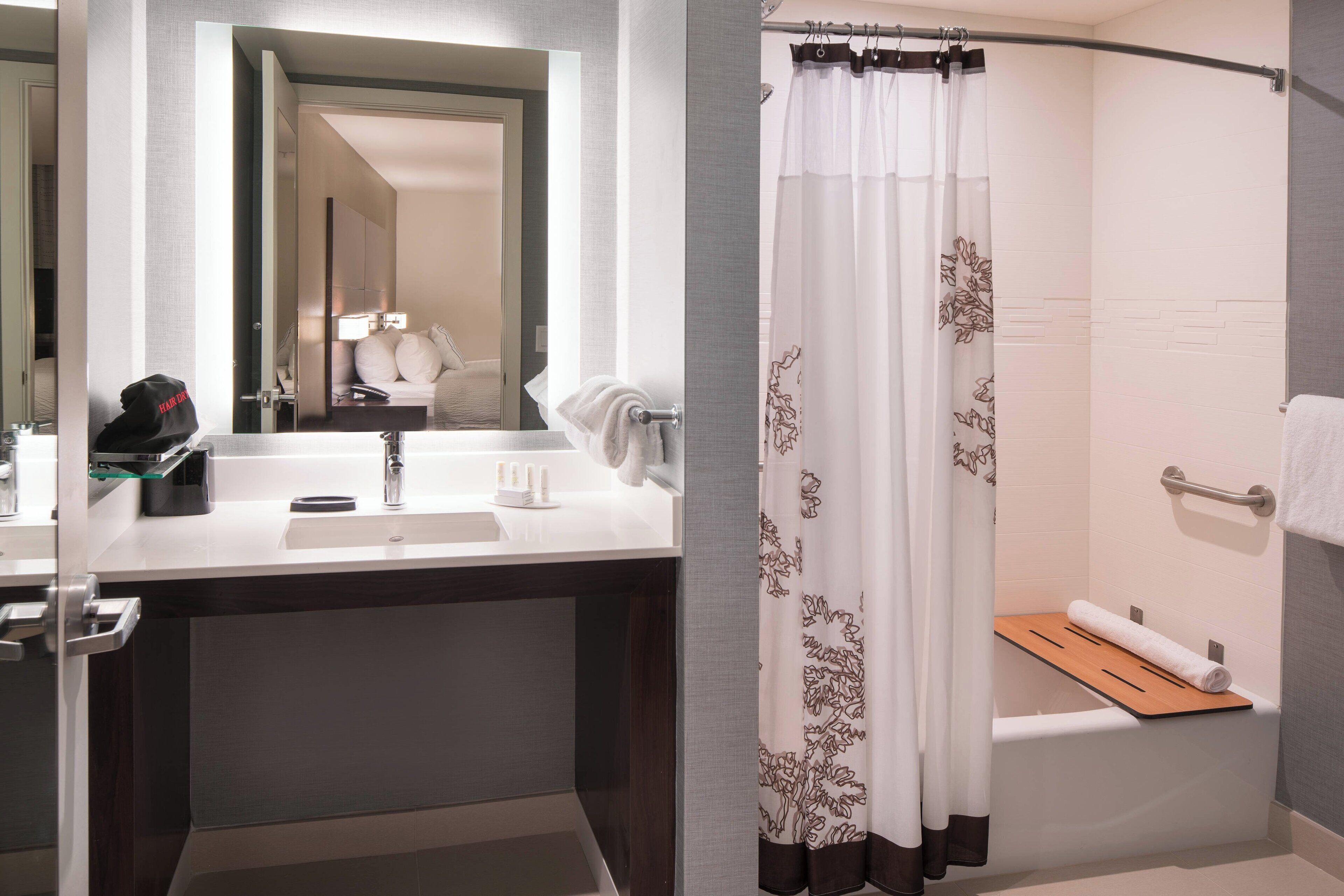 Combined shower/bathtub, free toiletries, hair dryer, towels