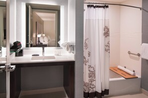 Combined shower/tub, free toiletries, hair dryer, towels - Residence Inn Washington Capitol Hill/Navy Yard (Washington)
