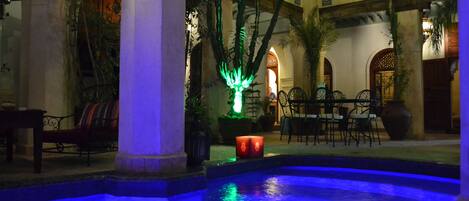 Una piscina al aire libre