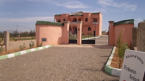 المنشأة من الخارج