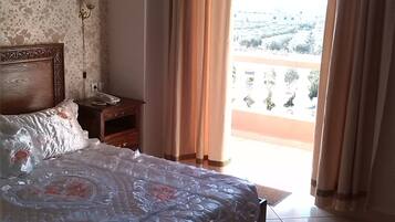 Suite Royale, 1 trÚs grand lit, salle de bains privée, cÎté montagne | Rideaux occultants, lits bébé (en supplément), Wi-Fi gratuit