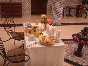 Desayuno continental diario (EUR 5 por persona)