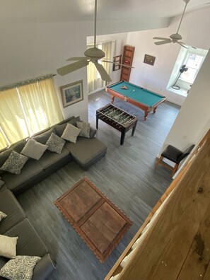 Casa, 5 habitaciones | Zona de estar | Televisión de 32 pulgadas con canales por cable