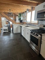Casa | Cocina privada | Cafetera o tetera, frigorífico y microondas