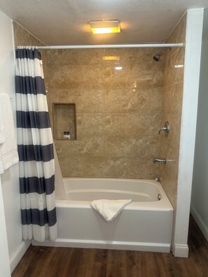 Departamento Deluxe, 1 habitación | Baño | Amenidades de baño gratuitas y toallas 