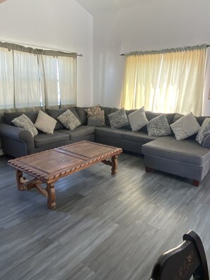 Casa, 5 habitaciones | Zona de estar | Televisión de 32 pulgadas con canales por cable