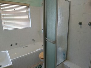 Standard Apartment, 2 Bedrooms | Bathroom - 5 Calais (Cape Town)