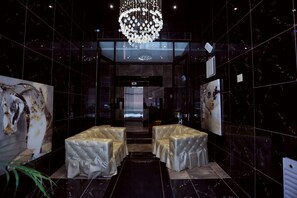 Coin salon dans le hall
