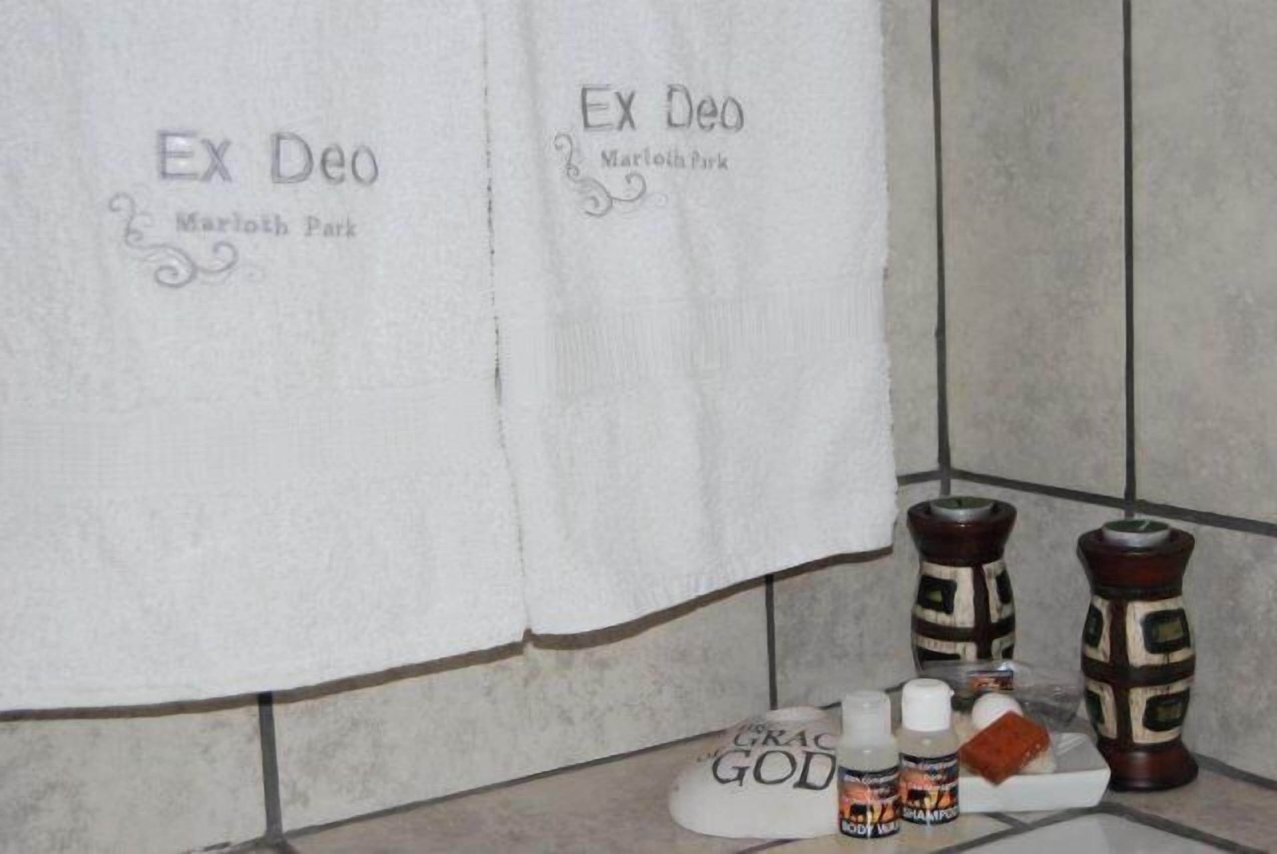 Comfort Cottage, 2 Bedrooms (Erdvark) | Bathroom amenities | Combined shower/tub, free toiletries, towels