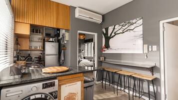 Standard Apartment | Private kitchen | Full-sized fridge, microwave, oven, stovetop