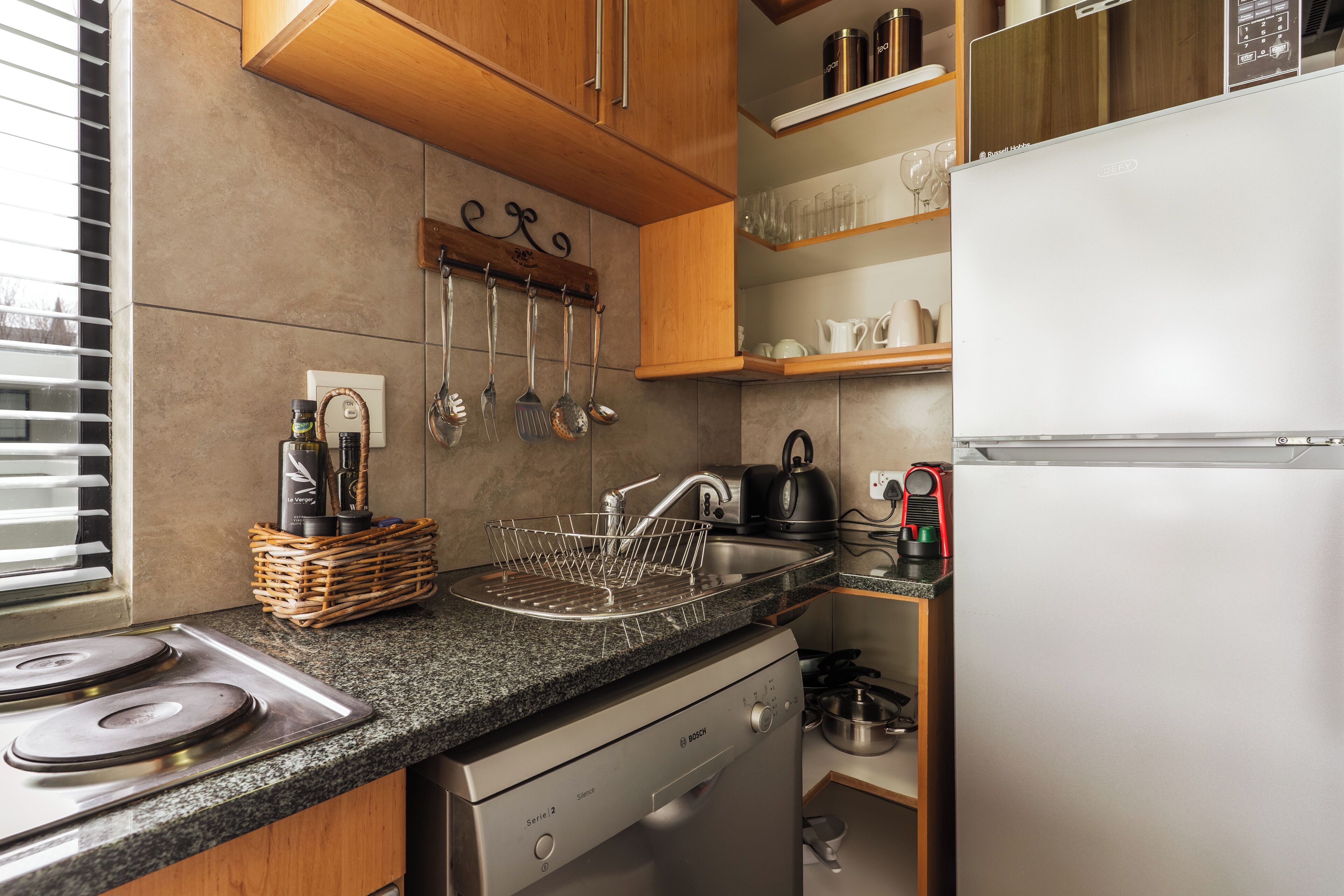 Refrigerador con freezer, microondas, horno, placa de cocina