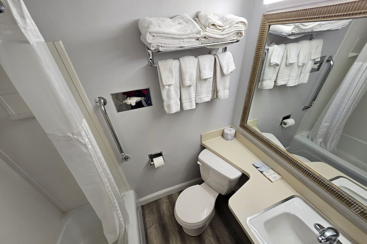Combined shower/tub, rainfall showerhead, free toiletries, towels