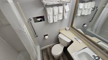 Combined shower/bathtub, rainfall showerhead, free toiletries, towels