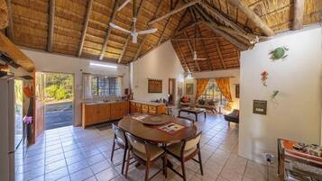 Exclusief huis, 3 slaapkamers | 3 slaapkamers, een strijkplank/strijkijzer, gratis wifi, beddengoed