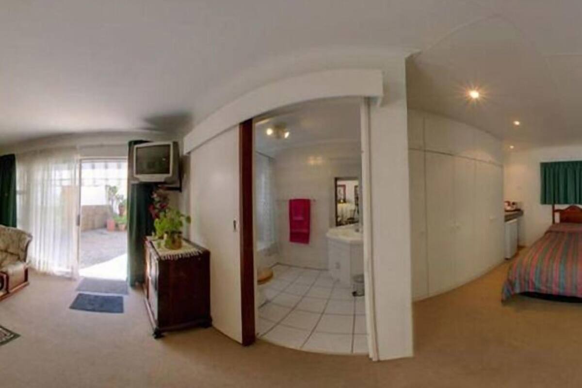 Elephant-Executive Suite Bath & Shower