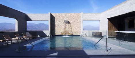 Piscine extérieure, parasols de plage, chaises longues