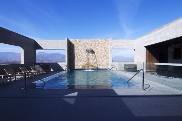 Outdoor pool, pool umbrellas, pool loungers - Keo Hotel - Ovalle Casino Resort (Ovalle)