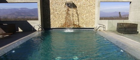 Piscine extérieure, parasols de plage, chaises longues