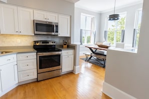 Loft superluxo, 2 quartos, sacada, vista para o porto | Cozinha privada | Geladeira, micro-ondas, fogão, cooktop