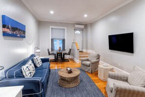 Loft de lujo, 1 habitación, cocina | Zona de estar | Una televisión LED