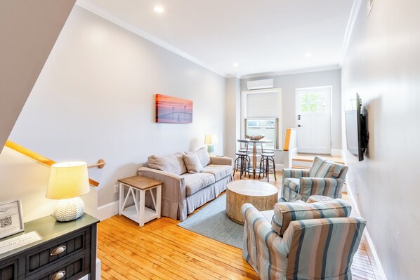 Luxury-Loft, 1 Schlafzimmer, Küche (Air Mattress) | Wohnbereich | LED-Fernseher