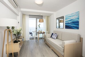 Huoneisto, 2 makuuhuonetta, merinäköala (3 Personas) | Olohuone | Taulutelevisio
