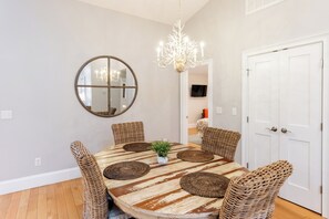 Luxury Apartment, 2 Bedrooms, Ensuite | In-room dining - The Newport Lofts - 359 Thames Street (Newport)
