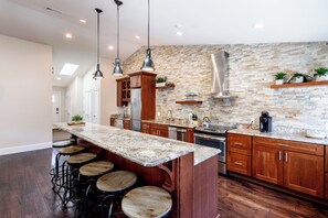 奢华公寓, 3 间卧室, 独立浴室 | 私人厨房 | 冰箱、微波炉、烤箱、炉灶