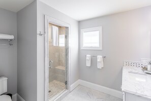 Luxe appartement, 3 slaapkamers, en-suite badkamer | Badkamer | Een douche, designer toiletartikelen, een haardroger, handdoeken
