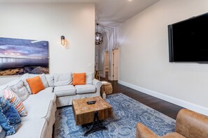 Luksusleilighet, 3 soverom, eget bad | Oppholdsområde | Flatskjerm-TV