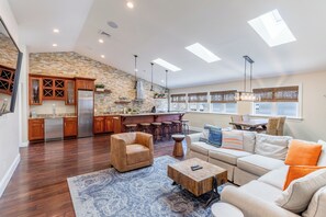 Luksusleilighet, 3 soverom, eget bad | Oppholdsområde | Flatskjerm-TV