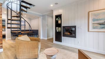 Luxury Loft, 3 Bedrooms, Ensuite | Living area | Flat-screen TV