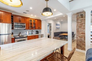 Gác Cao cấp, 3 phòng ngủ, có phòng tắm riêng | Bếp riêng | Tủ lạnh, lò vi sóng, lò nướng, bếp nấu 