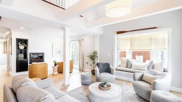 Luxury Loft, 3 Bedrooms, Ensuite | Living area | Flat-screen TV