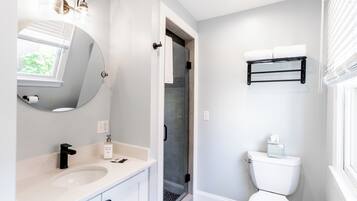 Luxe loft, 3 slaapkamers, en-suite badkamer | Badkamer | Een douche, gratis toiletartikelen, een haardroger, handdoeken