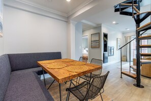 Luxury Loft, 3 Bedrooms, Ensuite | In-room dining - The Newport Lofts - 410 Thames Street (Newport)