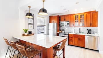 Luxury Loft, 3 Bedrooms, Ensuite | Private kitchen | Fridge, microwave, oven, stovetop