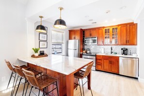 Luxury Loft, 3 Bedrooms, Ensuite | Private kitchen - The Newport Lofts - 410 Thames Street (Newport)